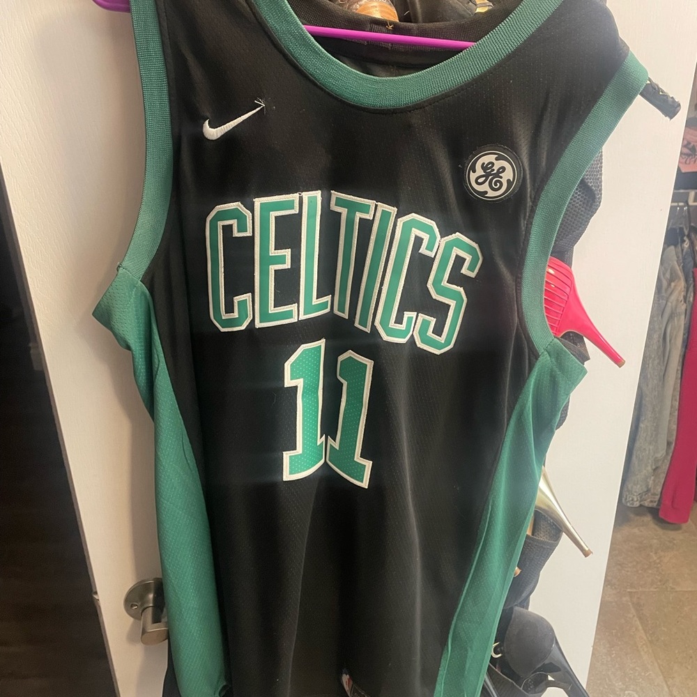 Men’s large Irving Celtics jersey